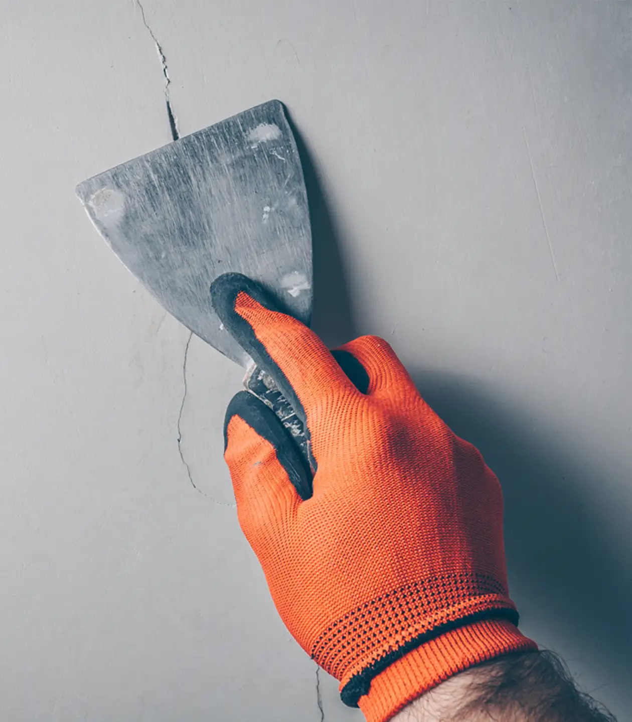 Reparatur eines Risses in der Wand mit Spachtel