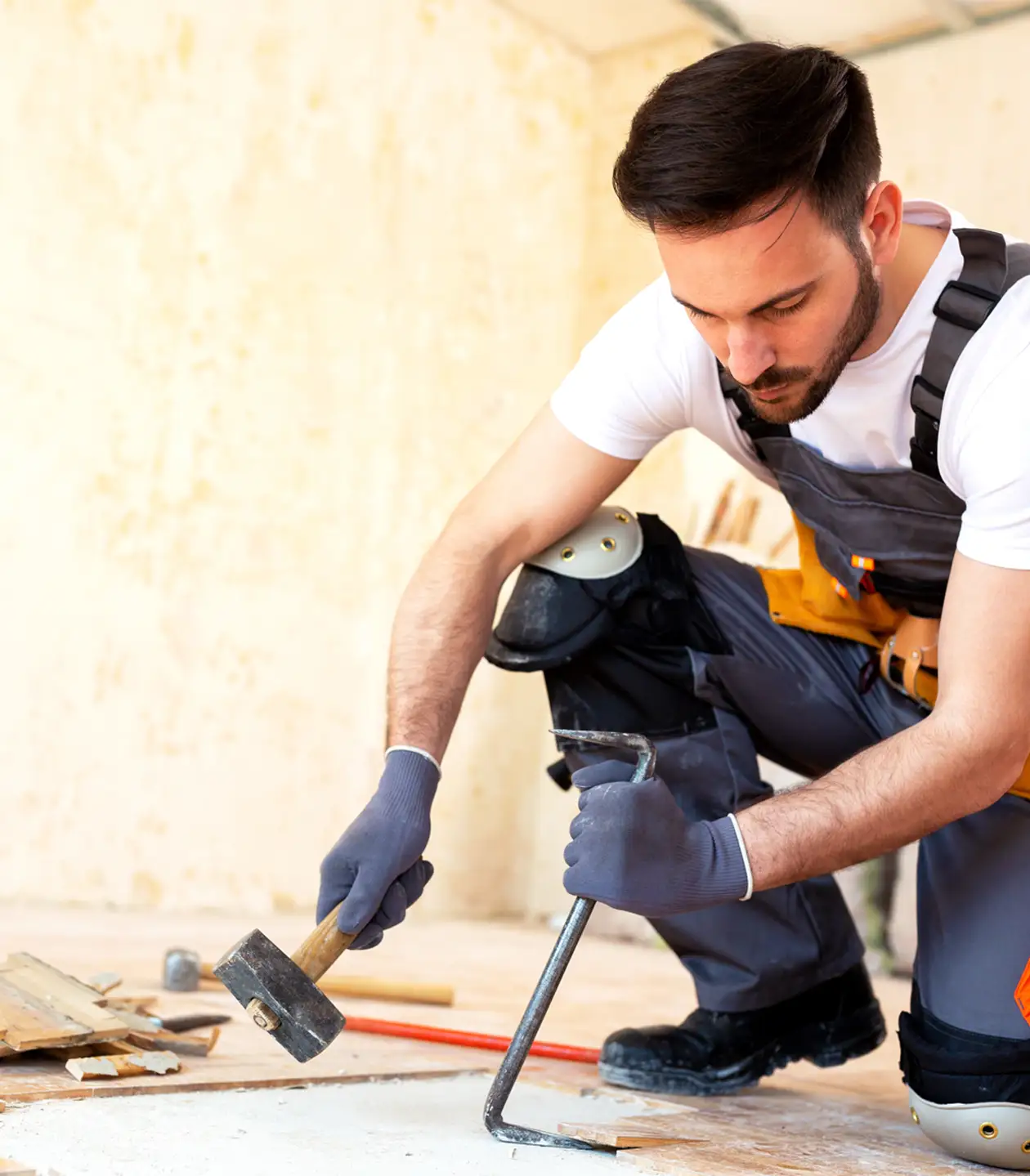 Ein Handwerker repariert den Boden